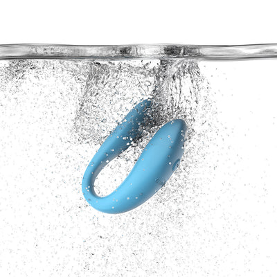 Blue We-Vibe Sync Go couples vibrator submerged in water with bubbles, highlighting its waterproof feature.