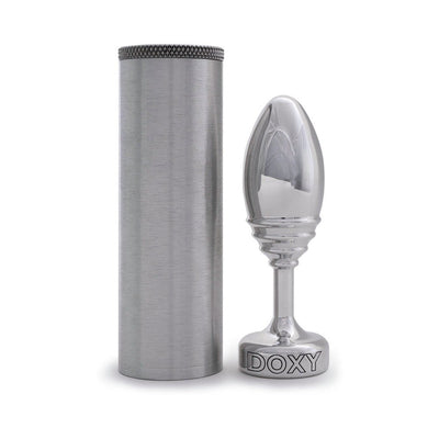 Polished ribbed aluminum plug with flat base engraved DOXY, shown next to its sleek brushed aluminum storage case.