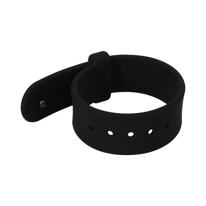 Black adjustable silicone ring with multiple notches for a customizable fit, designed for comfort and durability.